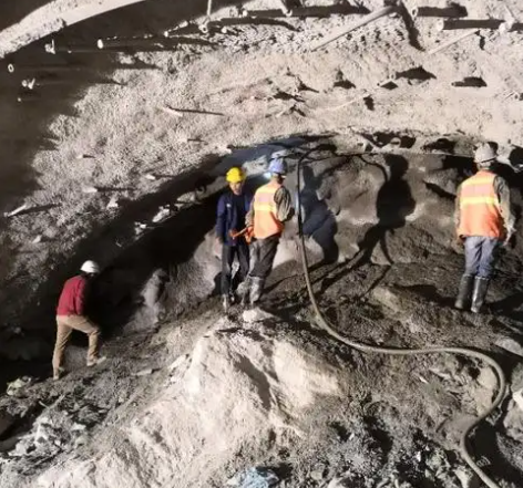 中原镇拱顶带模注浆料的施工流程及注意事项